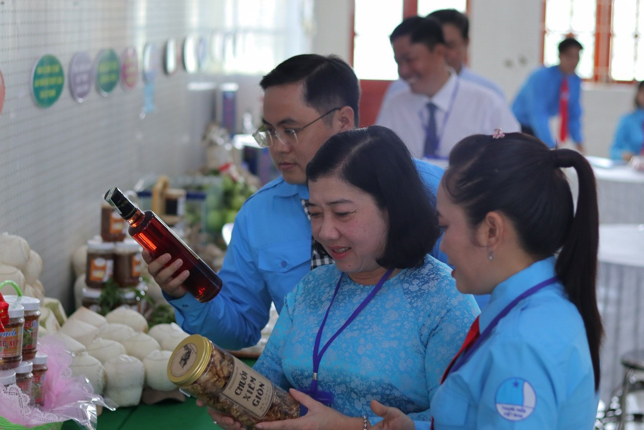 Trưng bày sản phẩm thanh niên Bến Tre