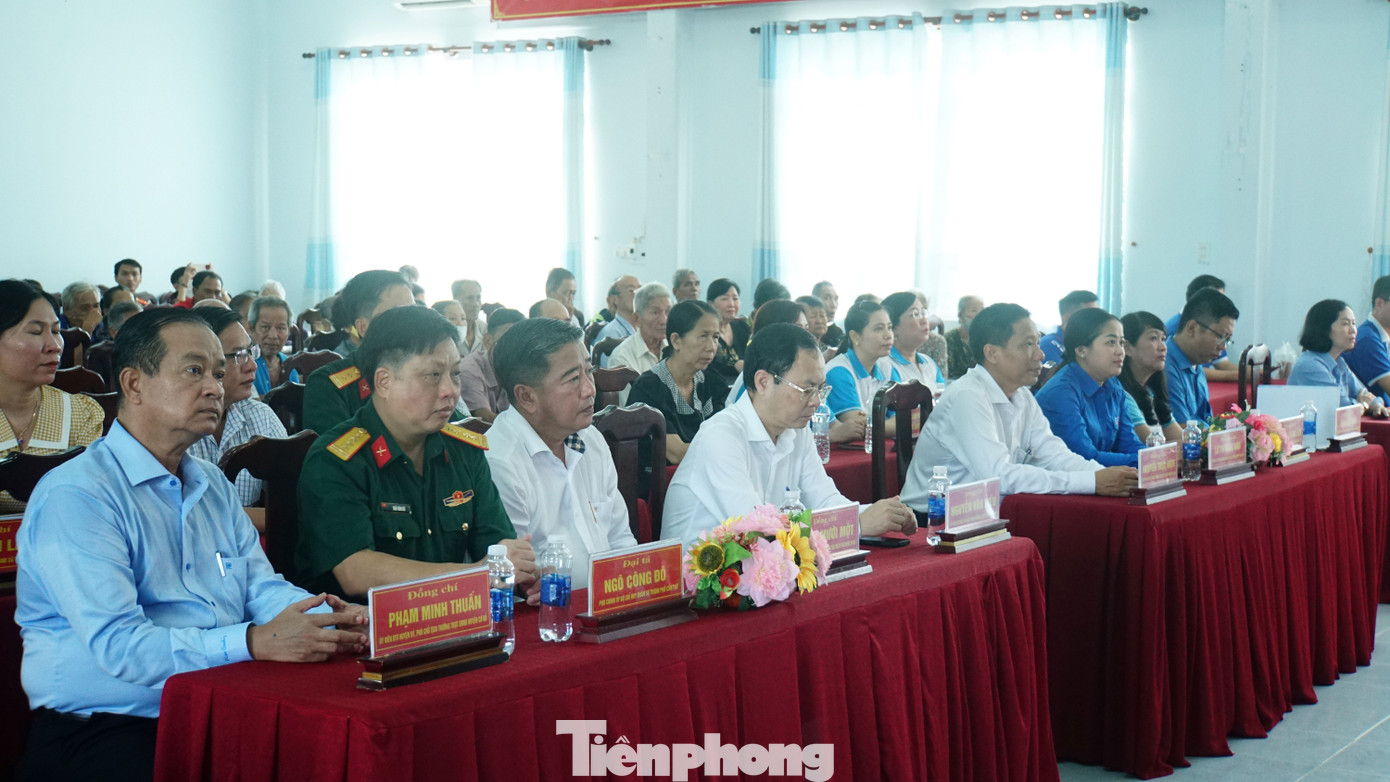 Tham dự chương trình có ông Nguyễn Văn Hiếu - Bí thư Thành ủy Cần Thơ; ông Nguyễn Thực Hiện - Phó Chủ tịch UBND TP Cần Thơ, chị Lư Thị Ngọc Anh - Bí thư Thành Đoàn Cần Thơ, lãnh đạo các đơn vị phối hợp, đồng hành chương trình. Ảnh: Hòa Hội