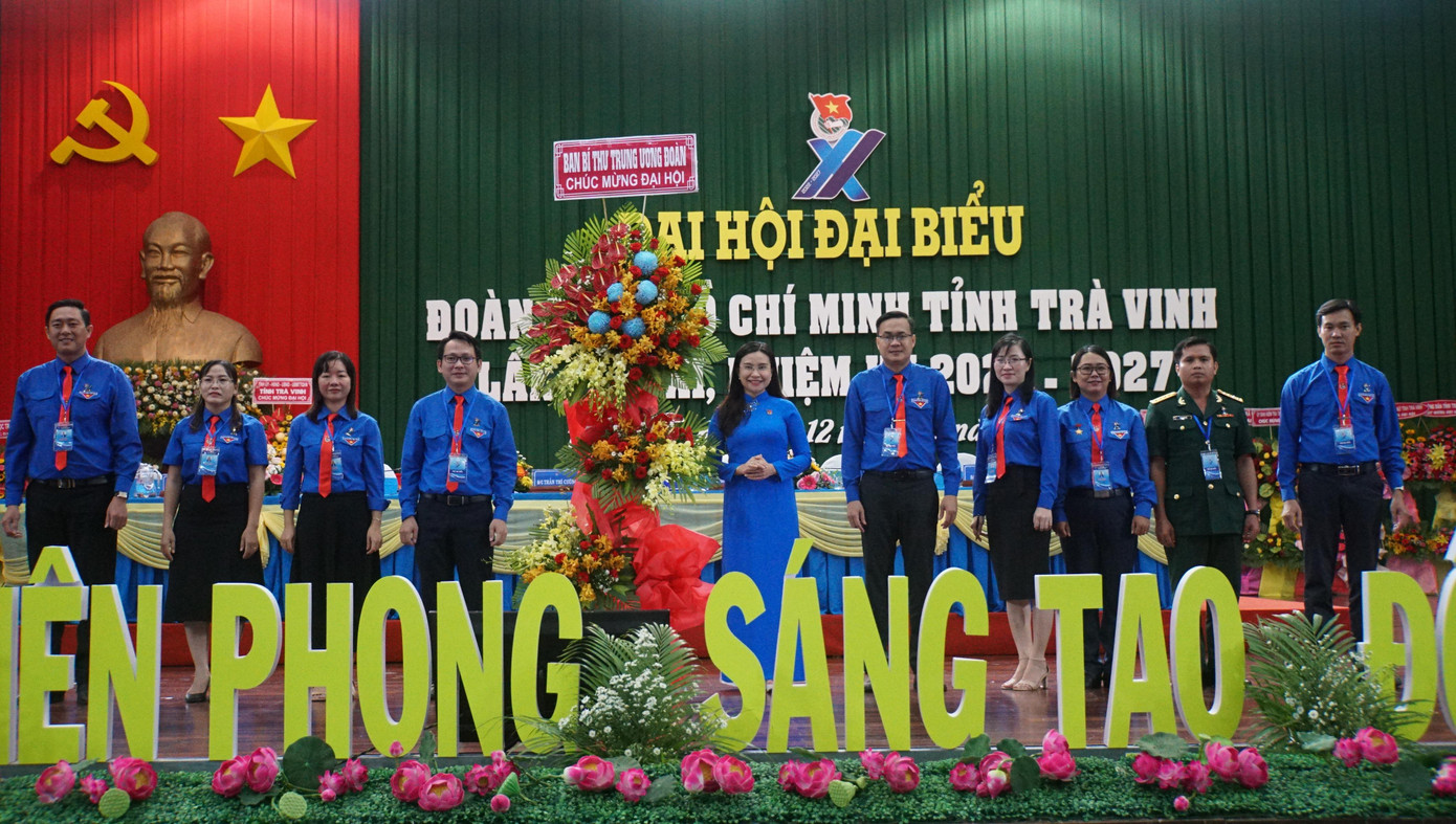 Bí thư Trung ương Đoàn tặng hoa chúc mừng Đại hội. Ảnh: Hòa Hội