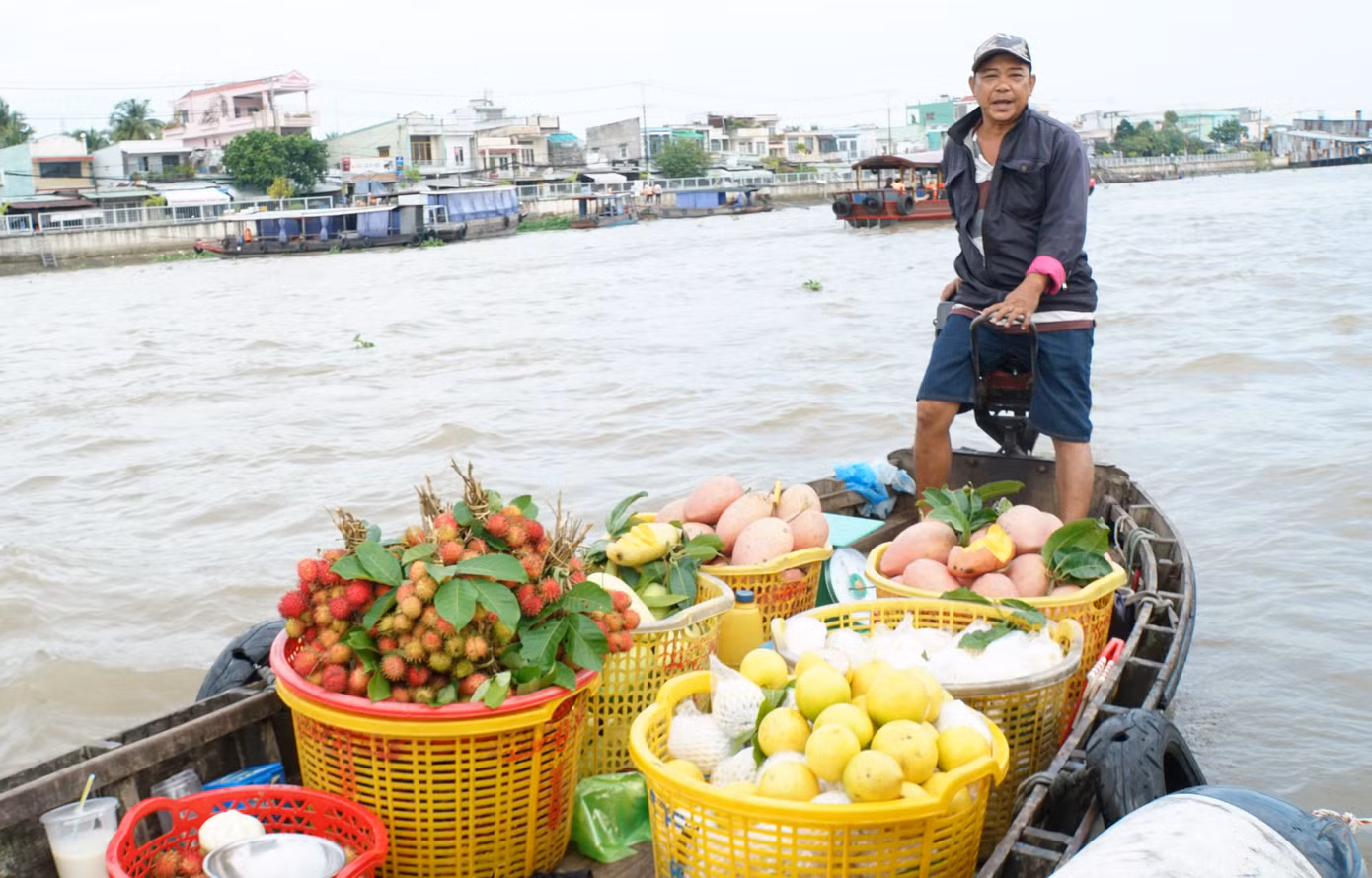 Người dân mua bán trái cây trên chợ nổi Cái Răng. Ảnh: Hòa Hội Người dân mua bán trái cây trên chợ nổi Cái Răng. Ảnh: Hòa Hội