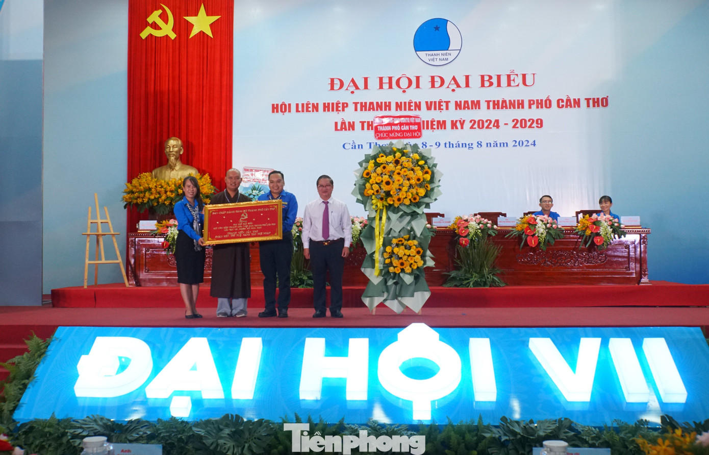 Chủ tịch UBND TP. Cần Thơ - Trần Việt Trường tặng khánh vàng dòng chữ “THANH NIÊN CẦN THƠ ĐOÀN KẾT, TRÍ TUỆ, SÁNG TẠO, HỘI NHẬP" cho Hội LHTN Việt Nam TP. Cần Thơ. Ảnh: Hòa Hội