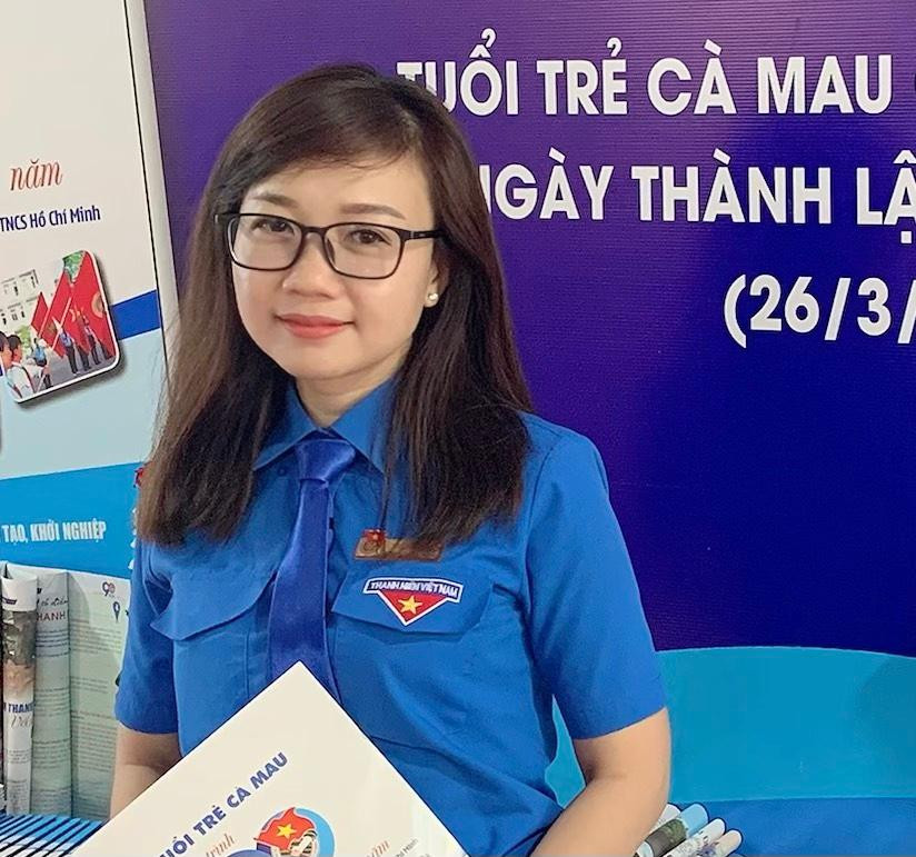 Chị Nguyễn Hồng Thắm, Phó Bí thư Tỉnh đoàn Cà Mau chia sẻ, câu chuyện cũ nhưng luôn mới đối với thanh niên khu vực ĐBSCL đó là việc làm và nguồn vốn. Nhiều thanh niên là trụ cột gia đình, nếu không tạo ra được nguồn thu nhập thì kinh tế gia đình sẽ rất khó khăn, thêm gánh nặng. Hiện nay Tỉnh đoàn, Hội LHTN Việt Nam tỉnh cũng đã và đang xây dựng nhiều hoạch định. Tuy nhiên, để tháo gỡ dần và mang tính bền vững, ngoài sự nỗ lực của hệ thống Đoàn - Hội từng địa phương, tôi mong muốn và đề xuất Trung ương ương Đoàn, Trung ương Hội nghiên cứu gắn kết thật nhiều nguồn lực về vốn; đồng thời có cơ chế ưu đãi riêng cho đoàn viên thanh niên vay và đặc biệt là, các nguồn này phải dễ tiếp cận. Chị Nguyễn Hồng Thắm, Phó Bí thư Tỉnh đoàn Cà Mau chia sẻ, câu chuyện cũ nhưng luôn mới đối với thanh niên khu vực ĐBSCL đó là việc làm và nguồn vốn. Nhiều thanh niên là trụ cột gia đình, nếu không tạo ra được nguồn thu nhập thì kinh tế gia đình sẽ rất khó khăn, thêm gánh nặng. Hiện nay Tỉnh đoàn, Hội LHTN Việt Nam tỉnh cũng đã và đang xây dựng nhiều hoạch định. Tuy nhiên, để tháo gỡ dần và mang tính bền vững, ngoài sự nỗ lực của hệ thống Đoàn - Hội từng địa phương, tôi mong muốn và đề xuất Trung ương ương Đoàn, Trung ương Hội nghiên cứu gắn kết thật nhiều nguồn lực về vốn; đồng thời có cơ chế ưu đãi riêng cho đoàn viên thanh niên vay và đặc biệt là, các nguồn này phải dễ tiếp cận.