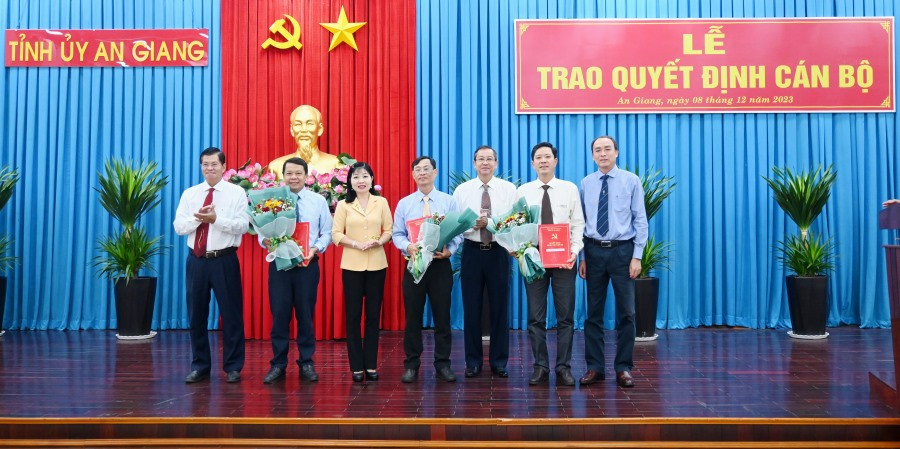 Trao quyết định bổ nhiệm 3 cán bộ thuộc diện Tỉnh ủy An Giang quản lý. Ảnh: CTT AG. Trao quyết định bổ nhiệm 3 cán bộ thuộc diện Tỉnh ủy An Giang quản lý. Ảnh: CTT AG.