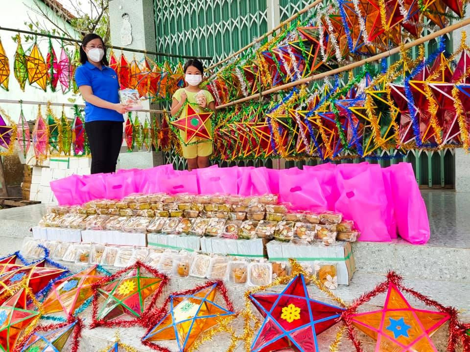 Chị Võ Mỹ Duyên, Chủ tịch Hội đồng Đội huyện Lai Vung tặng quà cho thiếu nhi.- Ảnh: HĐ Lai Vung