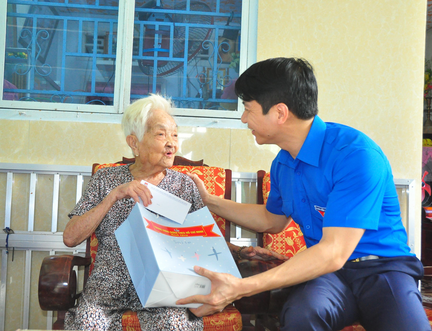 Sáng 29/4, anh Nguyễn Ngọc Lương, Bí thư BCH Trung ương Đoàn, Chủ tịch Hội Đồng Đội Trung ương cùng đoàn công tác của Trung ương Đoàn đã đến thăm Mẹ Việt Nam anh hùng Nguyễn Thị Ba (có 2 con liệt sỹ) năm nay 92 tuổi, ở ấp Cây Cách, xã Bình Phú. Mẹ Nguyễn Thị Ba (có chồng và con liệt sỹ) năm nay 88 tuổi, ở ấp Loco, xã An Trường A và mẹ Lê Thị Tuội, 94 tuổi (có chồng và con liệt sỹ) ở khóm 3, thị trấn Càng Long, huyện Càng Long. - Ảnh: Hòa Hội