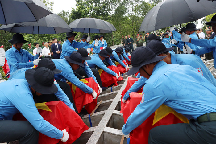 Lễ truy điệu, cải táng hài cốt liệt sĩ. Ảnh: N. Ánh.