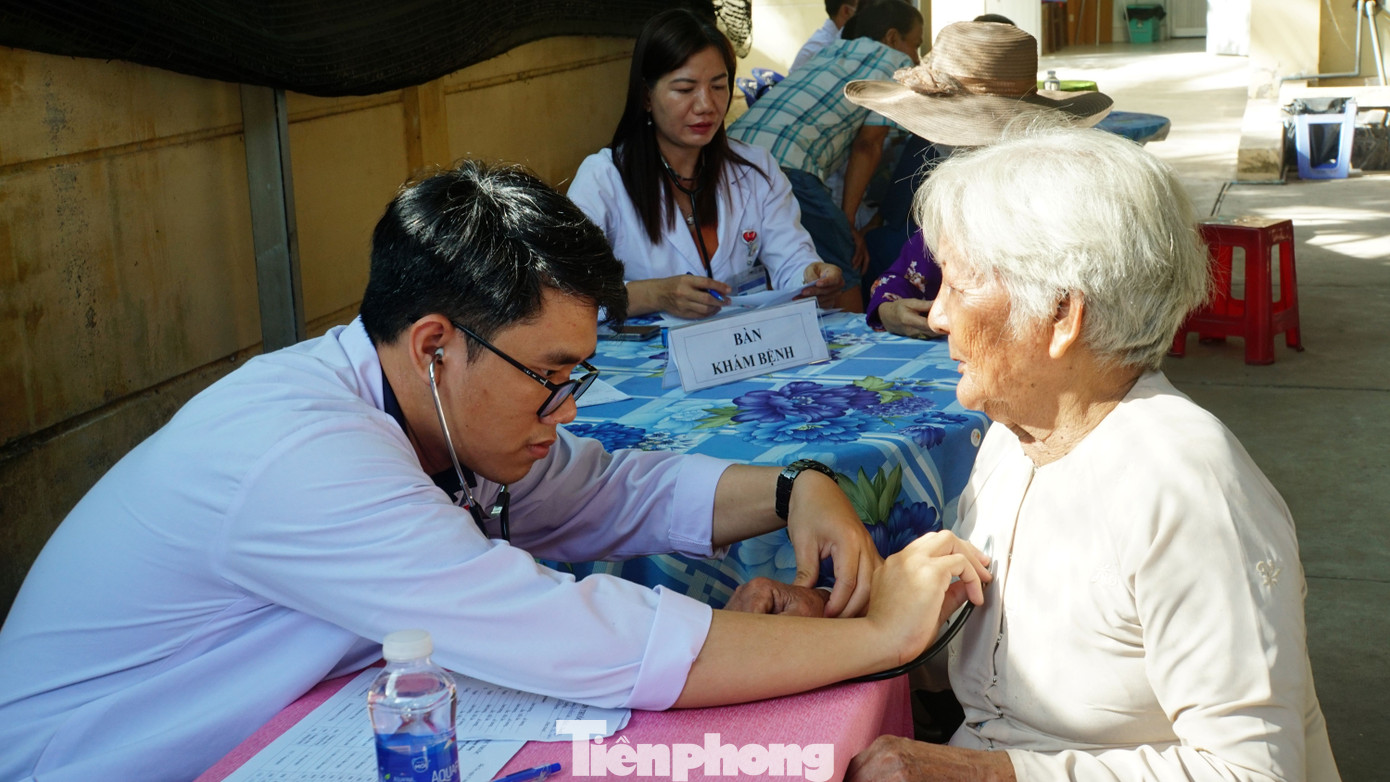 Bác sĩ khám bệnh cho người dân tại xã Vĩnh Bình. Ảnh: Hòa Hội