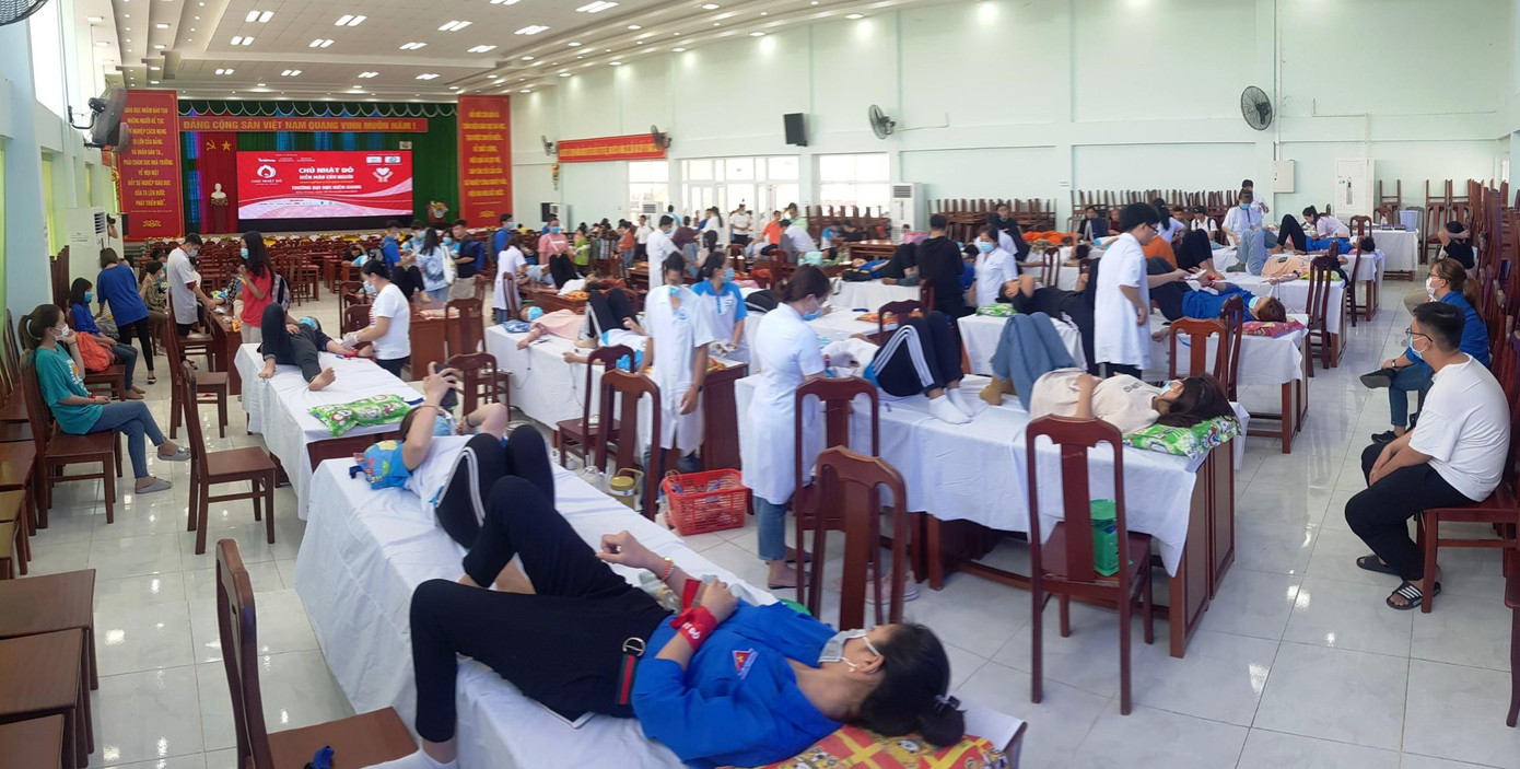 Bạn Phạm Hải Dương (sinh viên năm 4 ngành ngôn ngữ Anh) lần thứ 6 tham gia hiến máu. Vừa hiến xong, Dương khiêm tốn chia sẻ: "Hy vọng giọt máu của mình sẽ cứu được cuộc sống của người nào đó. Là thanh niên, em nghĩ đây là hoạt động cần lan tỏa và nếu có thể các bạn nên tham gia nhiều hơn vào các hoạt động ý nghĩa như thế này để tiếp thêm sự sống cho nhiều người".