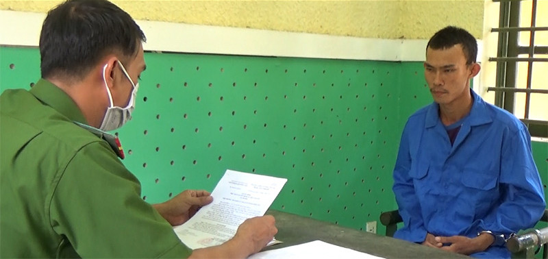 Đối tượng Phan Văn Nên tại cơ quan công an. Đối tượng Phan Văn Nên tại cơ quan công an.