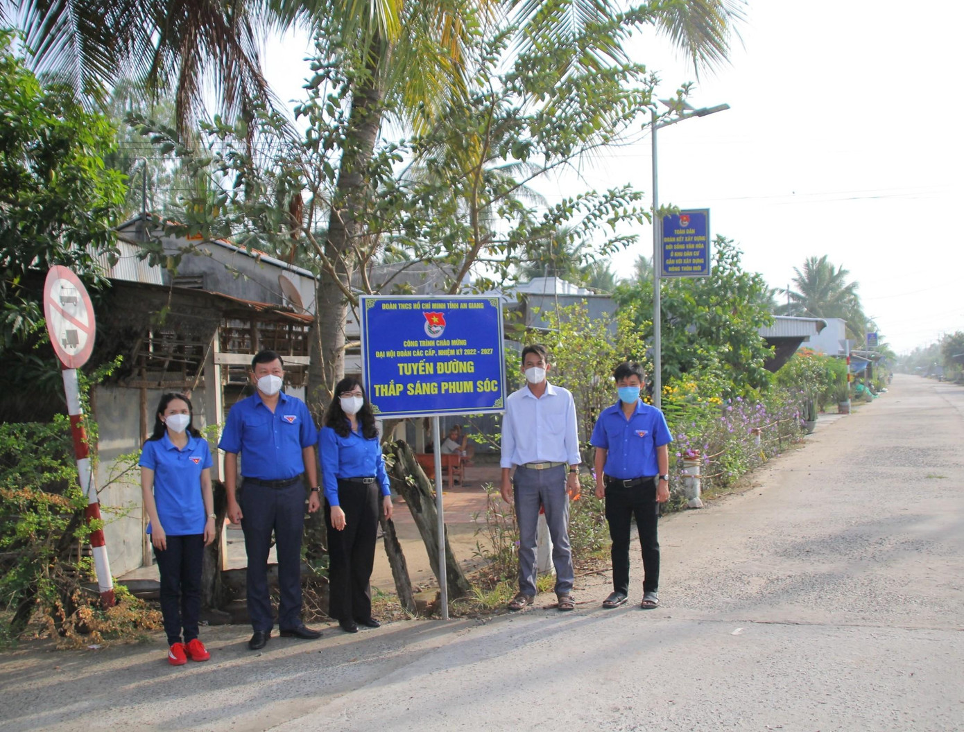 Khánh thành công trình thắp sáng đường quê Khánh thành công trình thắp sáng đường quê