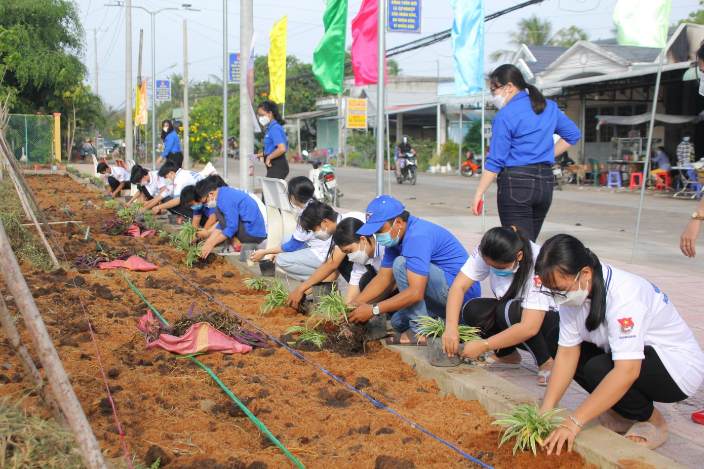 ĐVTN trồng cây xanh tại huyện Tri Tôn, An Giang. - Ảnh: TĐ AG ĐVTN trồng cây xanh tại huyện Tri Tôn, An Giang. - Ảnh: TĐ AG