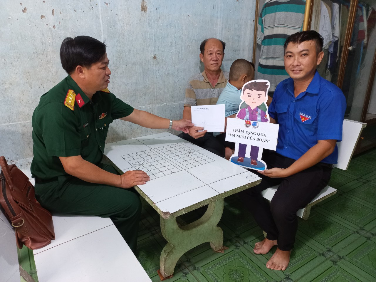 Cán bộ, chiến sĩ tặng quà cho gia đình "Em nuôi của Đoàn". Cán bộ, chiến sĩ tặng quà cho gia đình "Em nuôi của Đoàn".