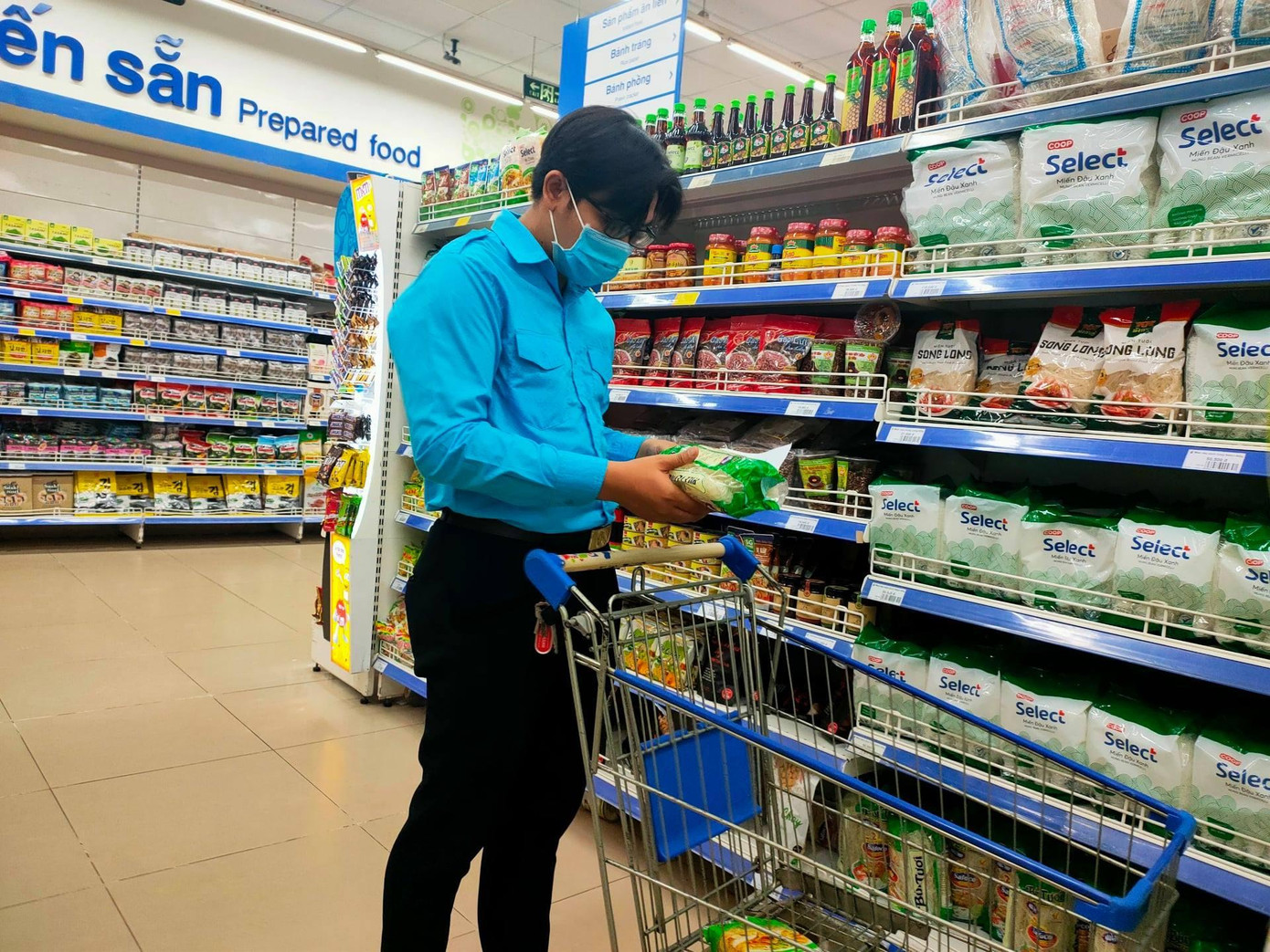 Shipper xanh đi siêu thị mua đồ giúp người dân. - Ảnh: TĐBT Shipper xanh đi siêu thị mua đồ giúp người dân. - Ảnh: TĐBT