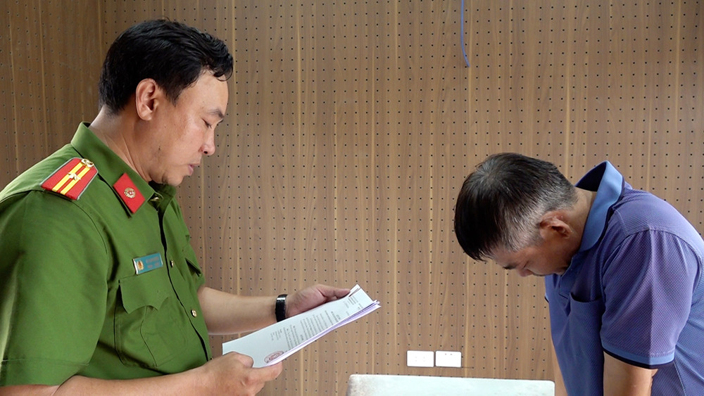 Lực lượng Công an tống đạt các Quyết định và Lệnh đối với bị can Lê Văn Trường. Ảnh: Công an cung cấp. Lực lượng Công an tống đạt các Quyết định và Lệnh đối với bị can Lê Văn Trường. Ảnh: Công an cung cấp.