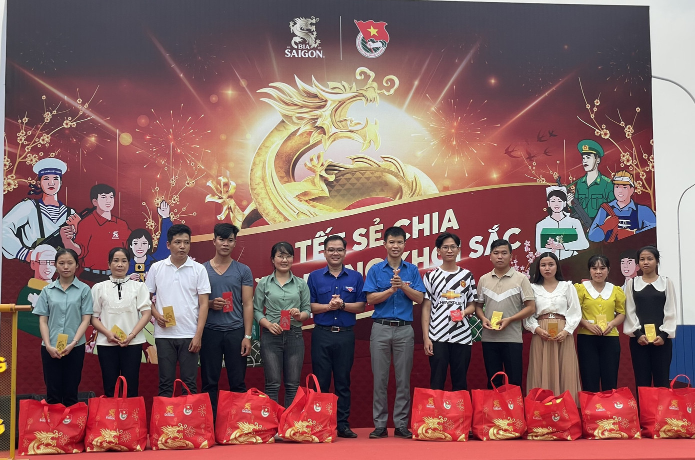 Đại diện T.Ư Đoàn, Tỉnh đoàn An Giang trao tặng quà cho công nhân đón Tết.