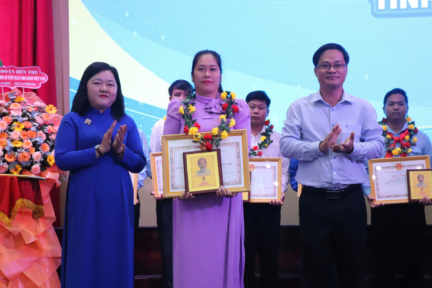 Chị Lâm Như Quỳnh - Bí thư Tỉnh Đoàn Bến Tre tuyên dương nhà giáo trẻ tiêu biểu.