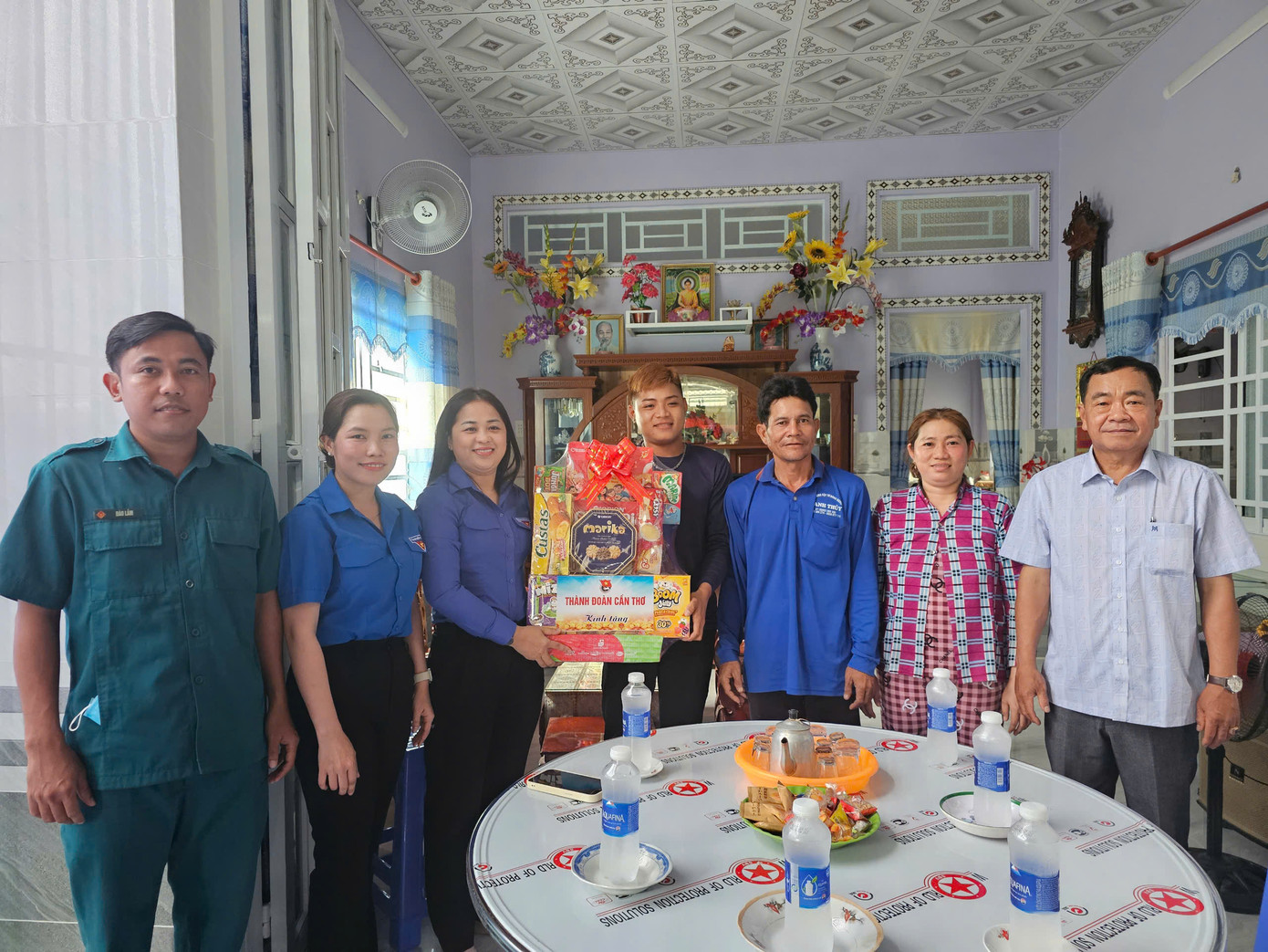 Bí thư Thành Đoàn Cần Thơ đến thăm, tặng quà cho thanh niên Đào Minh Sang tại xã Đông Thắng, huyện Cờ Đỏ. Ảnh: Hòa Hội Bí thư Thành Đoàn Cần Thơ đến thăm, tặng quà cho thanh niên Đào Minh Sang tại xã Đông Thắng, huyện Cờ Đỏ. Ảnh: Hòa Hội
