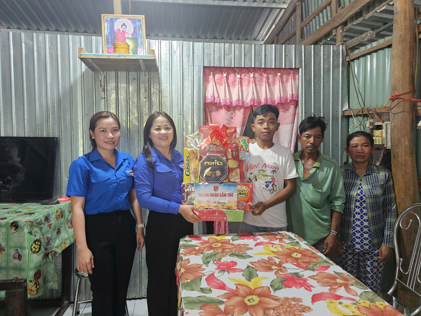 Chị Lư Thị Ngọc Anh - Bí thư Thành Đoàn Cần Thơ tặng quà cho gia đình em Đào Anh Đoàn. Chị Lư Thị Ngọc Anh - Bí thư Thành Đoàn Cần Thơ tặng quà cho gia đình em Đào Anh Đoàn.