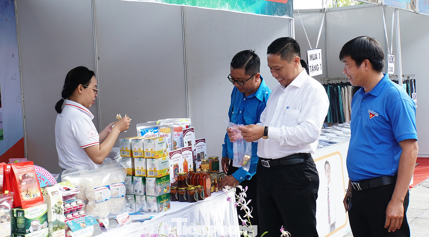 Lãnh đạo thành phố Cần Thơ tham quan gian hàng khởi nghiệp. Ảnh: Hòa Hội