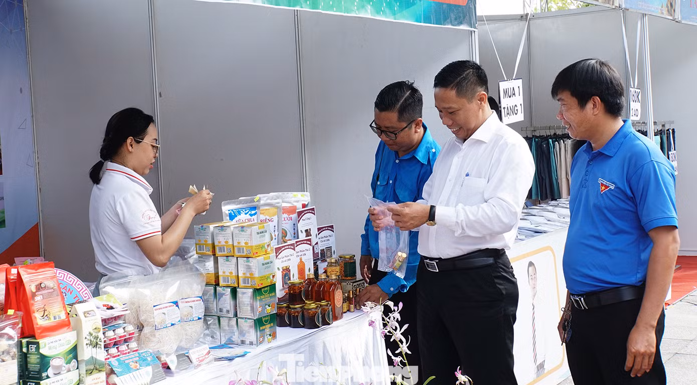 Lãnh đạo thành phố Cần Thơ tham quan gian hàng khởi nghiệp. Ảnh: Hòa Hội