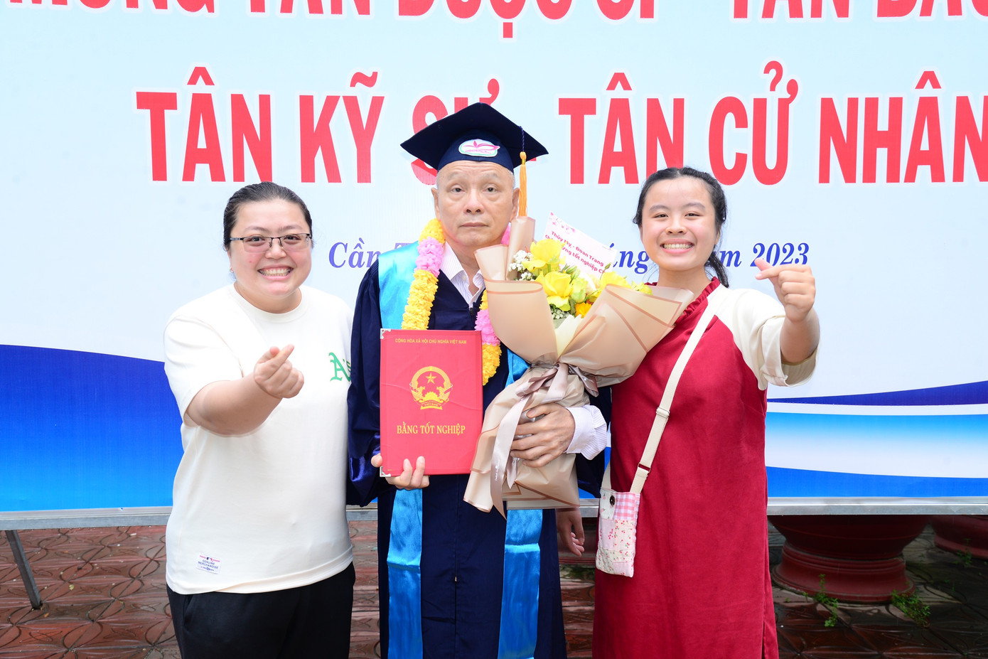 Ông Phương chụp ảnh cùng người thân trong gia đình. Ảnh: ĐH Tây Đô.