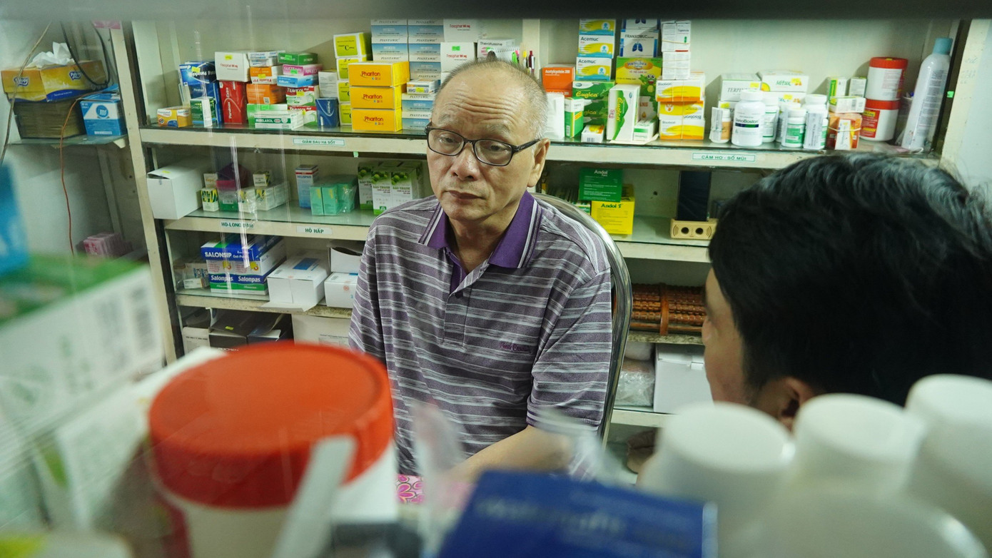 Ông Phương tại quầy thuốc của mình ở xã Trường Thành, huyện Thới Lai. Ông Phương tại quầy thuốc của mình ở xã Trường Thành, huyện Thới Lai.