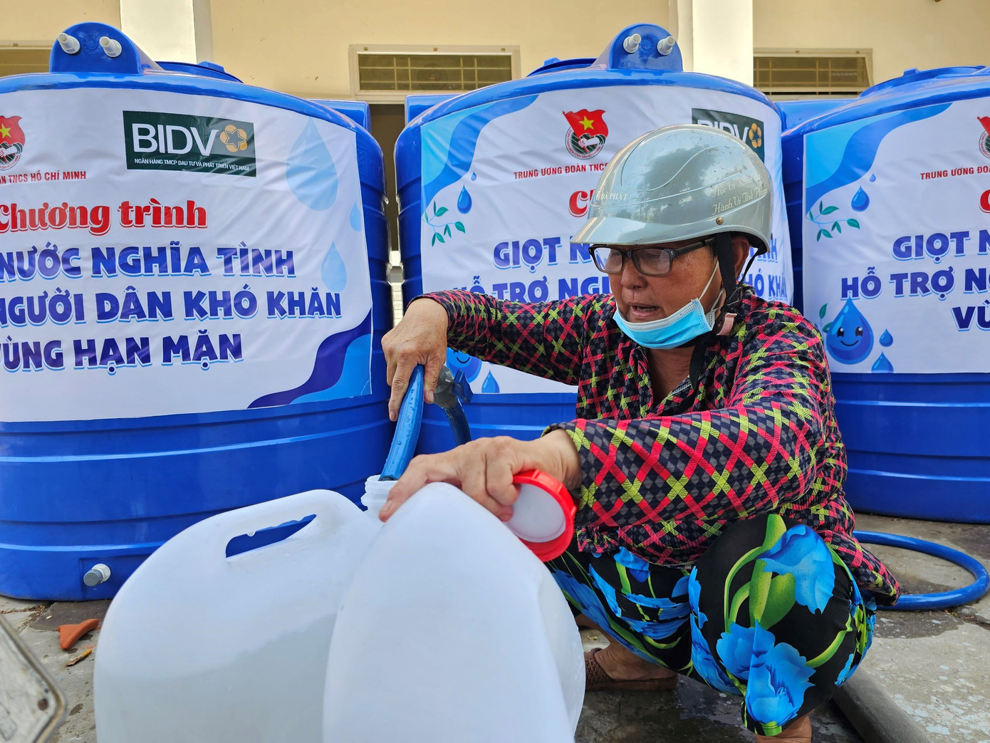 Giúp bà con vùng hạn mặn có nước sạch sinh hoạt. Ảnh: Hòa Hội