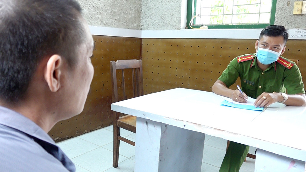 Nguyễn Tuyết Cường tại cơ quan công an. Nguyễn Tuyết Cường tại cơ quan công an.