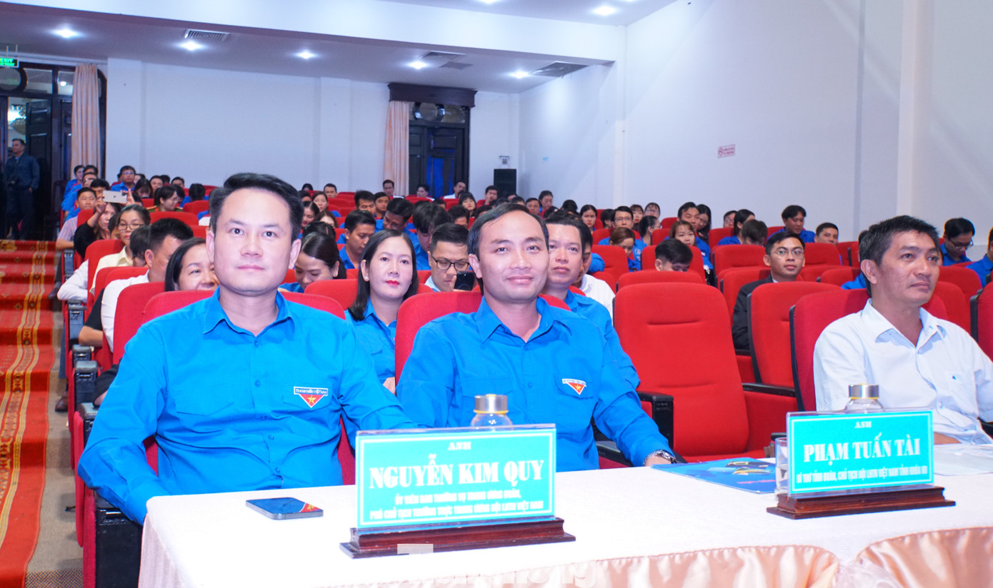 Anh Nguyễn Kim Quy - Ủy viên Ban Thường vụ Trung ương Đoàn, Phó chủ tịch Thường trực Ủy ban Trung ương Hội LHTN Việt Nam (bìa trái) tham dự chương trình. Ảnh: Hòa Hội Anh Nguyễn Kim Quy - Ủy viên Ban Thường vụ Trung ương Đoàn, Phó chủ tịch Thường trực Ủy ban Trung ương Hội LHTN Việt Nam (bìa trái) tham dự chương trình. Ảnh: Hòa Hội