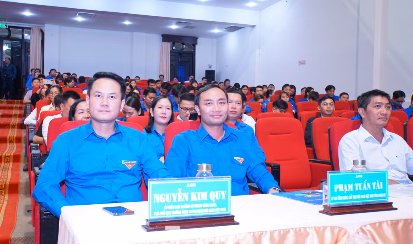 Anh Nguyễn Kim Quy - Ủy viên Ban Thường vụ Trung ương Đoàn, Phó chủ tịch Thường trực Ủy ban Trung ương Hội LHTN Việt Nam (bìa trái) tham dự chương trình. Ảnh: Hòa Hội