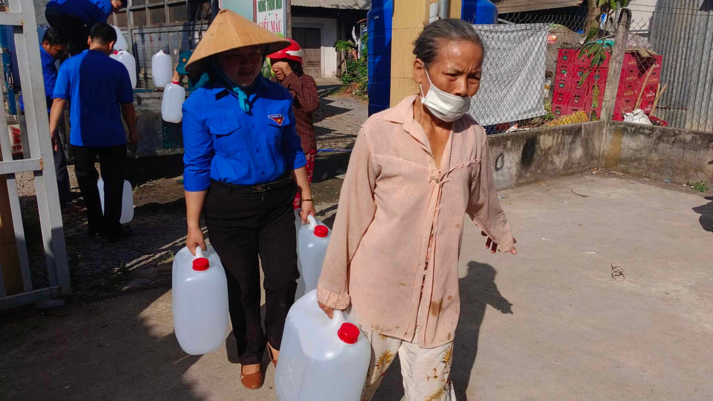 Chị Lâm Như Quỳnh - Bí thư Tỉnh Đoàn Bến Tre cho biết, Bến Tre cũng như nhiều tỉnh vùng ĐBSCL đang chịu ảnh hưởng xâm nhập mặn sâu, kéo dài. Tỉnh đã chủ động có giải pháp ứng phó nên tình trạng khó khăn đã không như đợt mặn nhiều năm trước; tuy nhiên vẫn còn tình trạng bà con thiếu nước ngọt cục bộ ở nhiều địa phương.