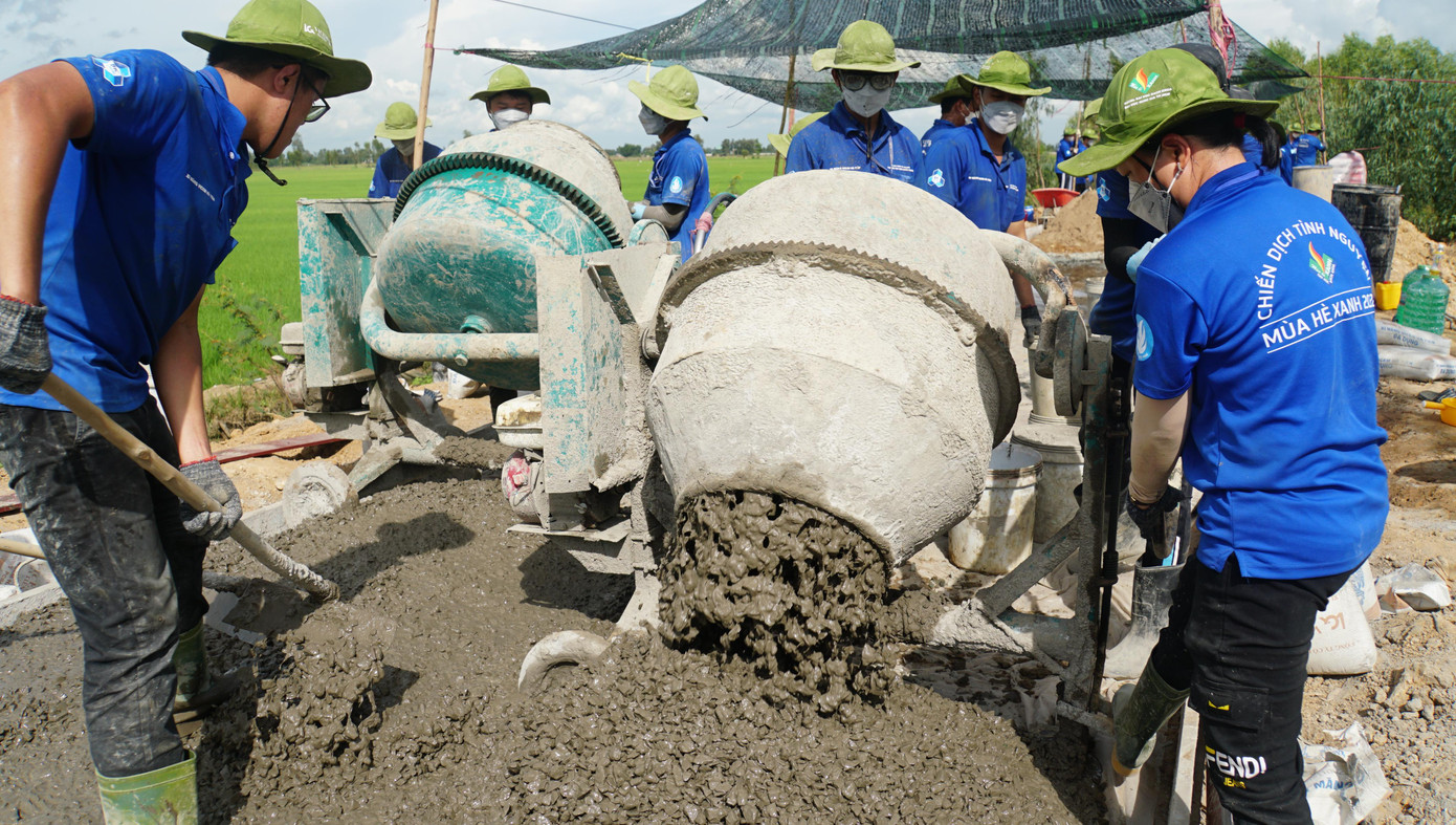 Sinh viên tình nguyện tham gia làm đường nông thôn tại Đồng Tháp. - Ảnh: Hòa Hội