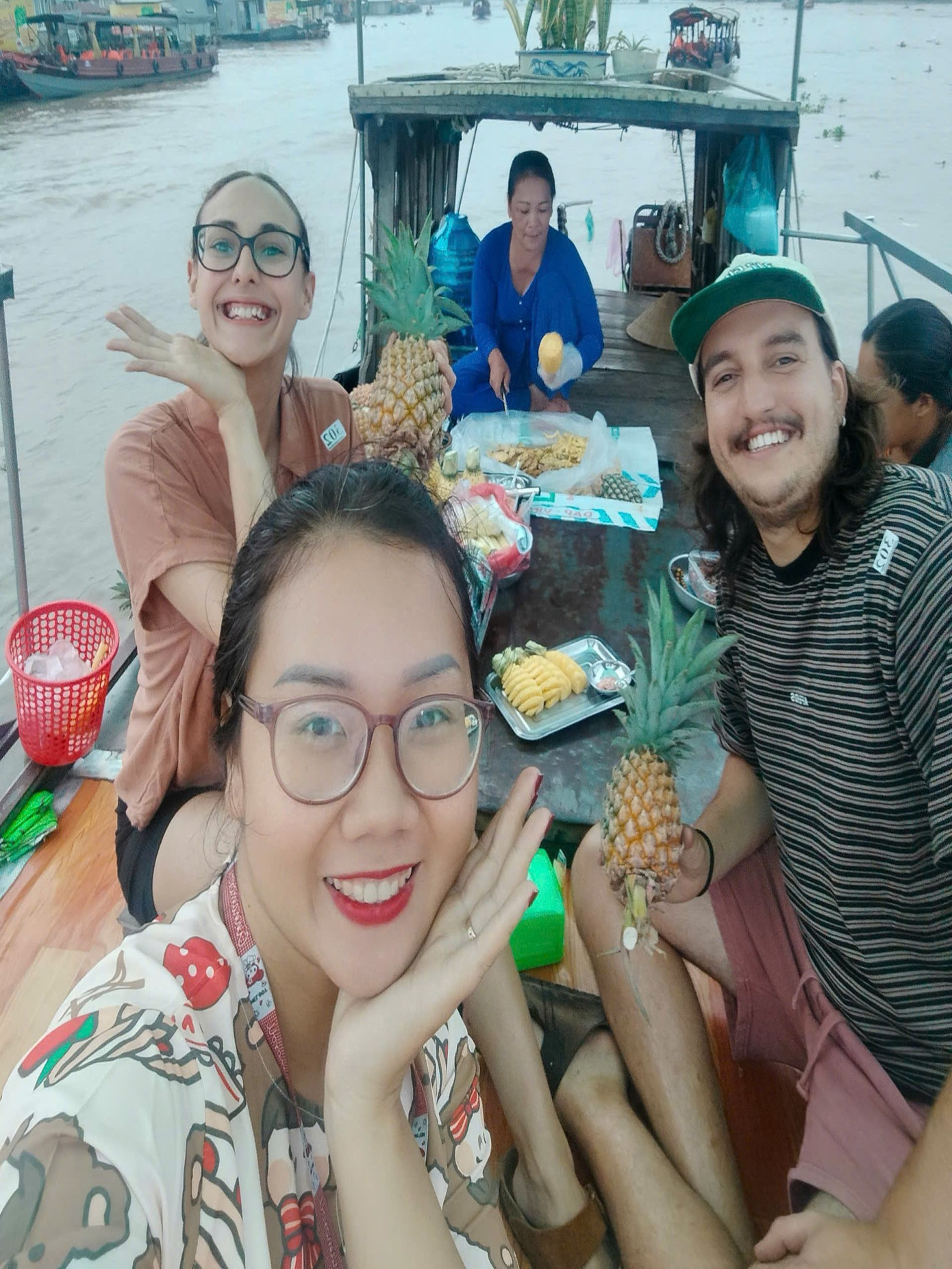 Chị Nguyễn Duy Kim Thanh - hướng dẫn viên du lịch ở chợ nổi Cái Răng - cho biết, trong những ngày gần tết ghe thuyền tấp nập trao đổi mua bán nhộn nhịp làm không khí sôi nổi, những hàng ghe bông cũng tập trung về nên chợ nổi thêm màu sắc rực rỡ.