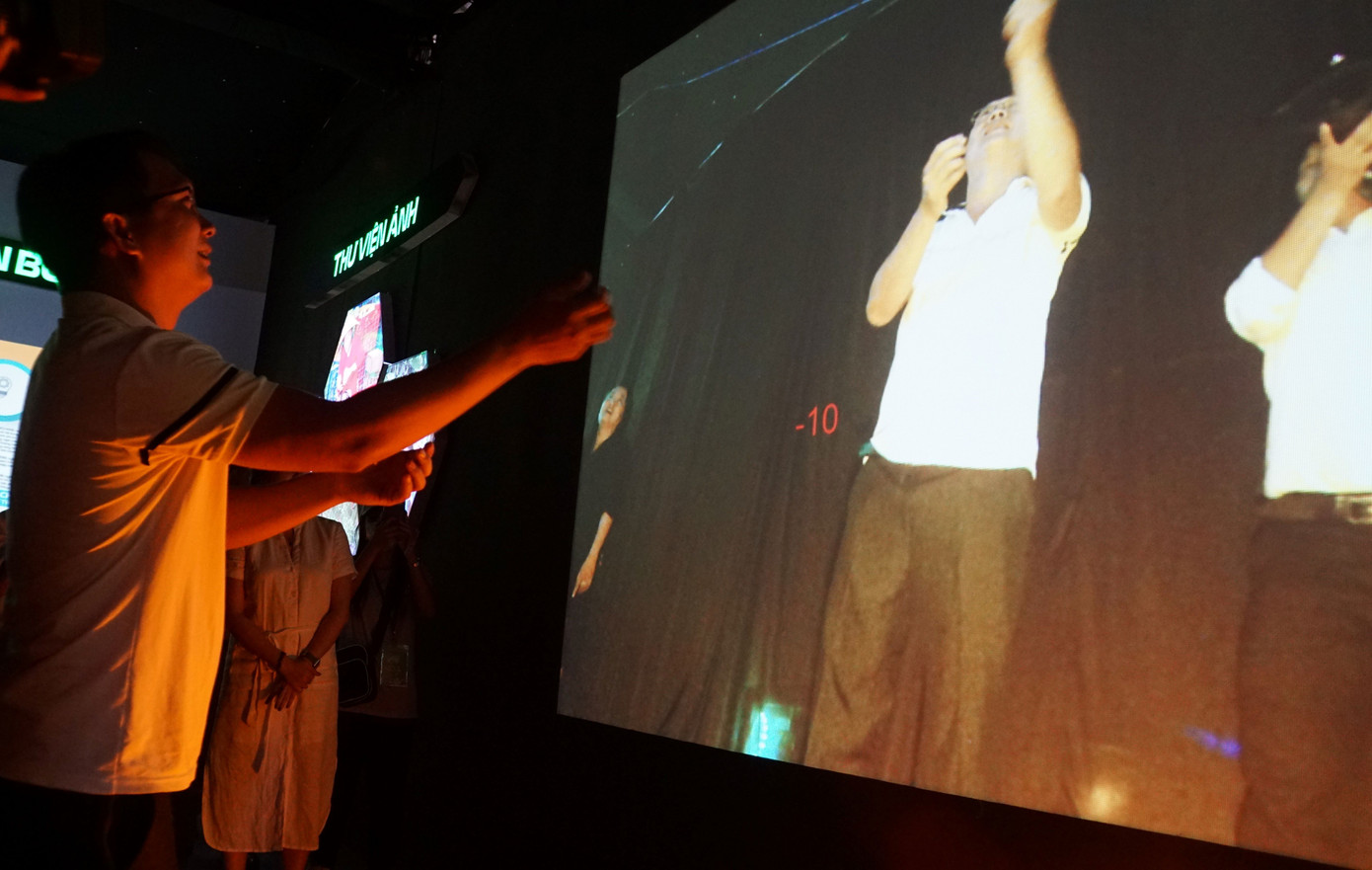 Bên cạnh đó là khu vực du khách trải nghiệm trò chơi thu hoạch xoài bằng công nghệ thực tế ảo. Thông qua trò chơi nhằm mang đến cho du khách trải nghiệm thực tế các bước thu hoạch, chăm sóc để có được sản phẩm xoài sạch. Ảnh: An Bình