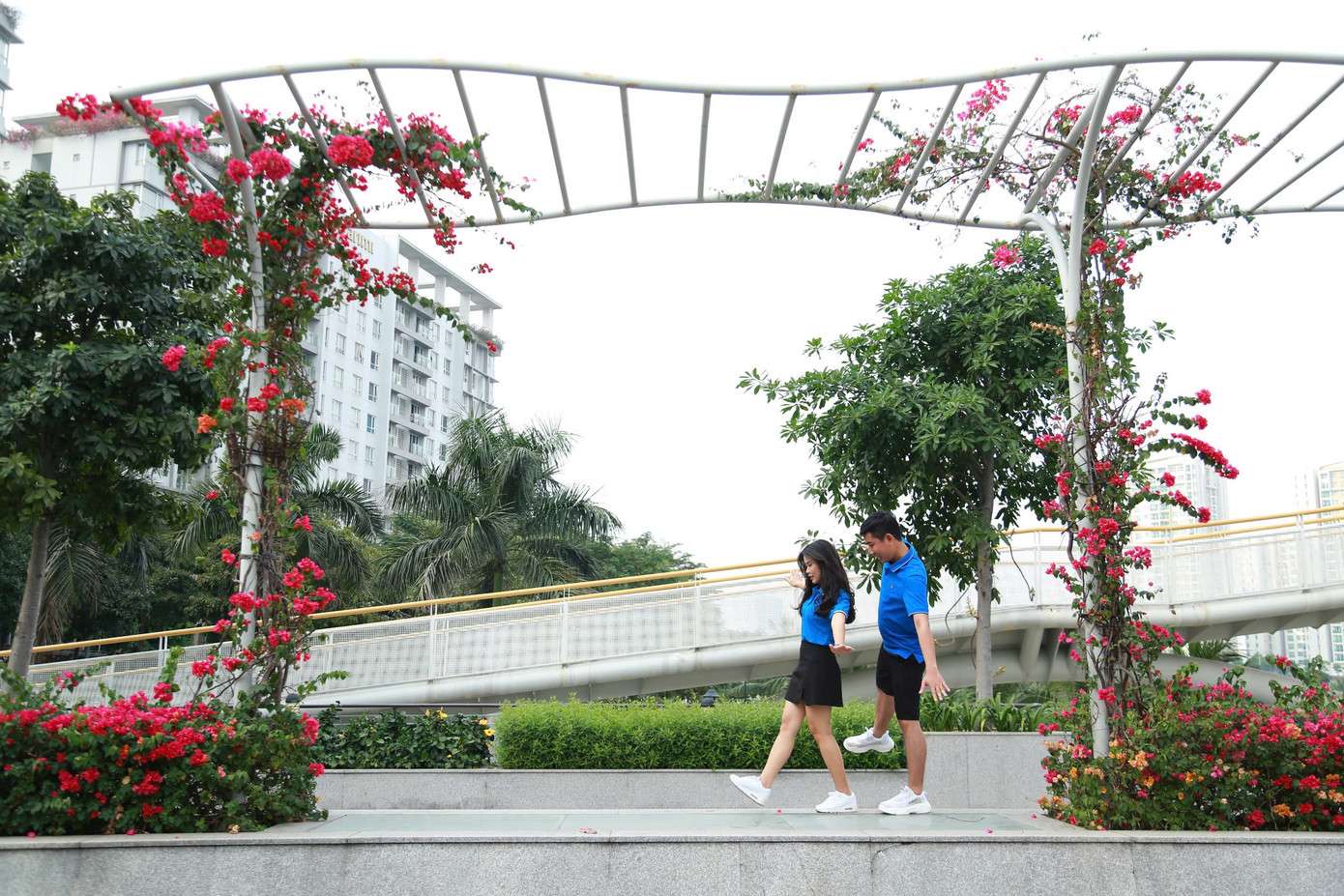 Thanh xuân của đôi bạn trẻ gắn liền với màu áo xanh, những hoạt động tình nguyện và một điều vô cùng trân quý là chính điều đó đã đưa họ xích gần lại với nhau.