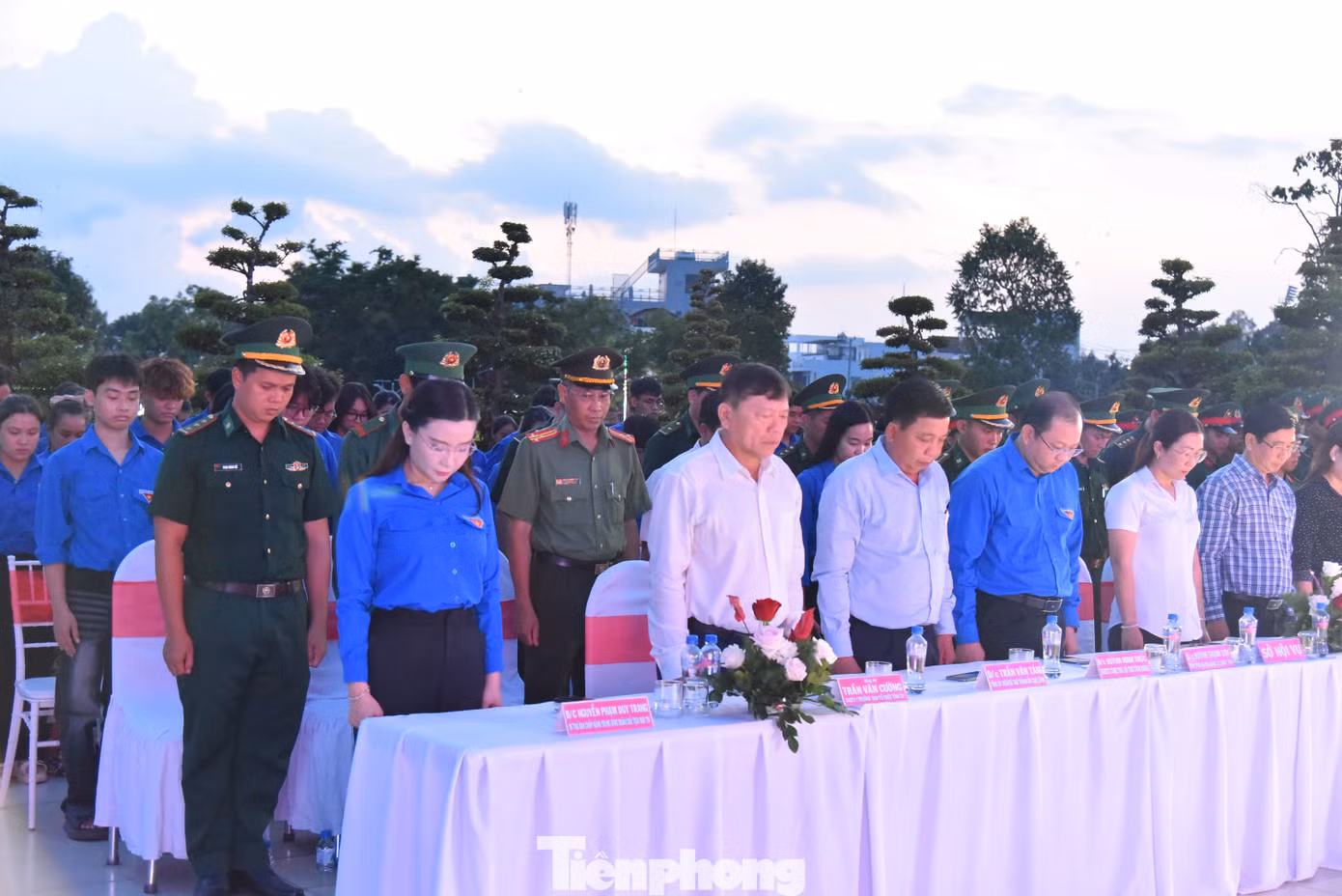 Đại biểu mặc niệm các anh hùng liệt sĩ. Ảnh: Hòa Hội