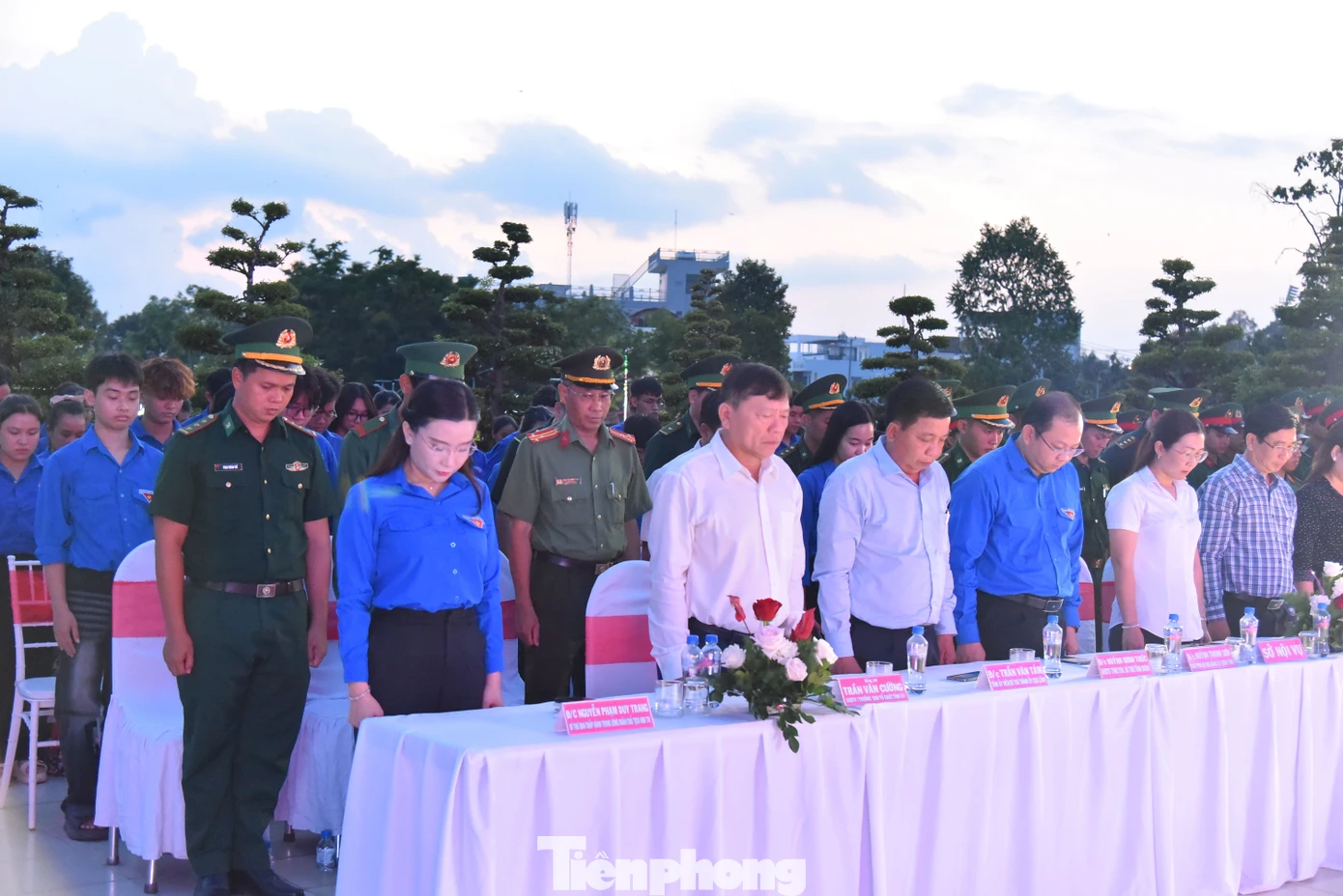 Đại biểu mặc niệm các anh hùng liệt sĩ. Ảnh: Hòa Hội