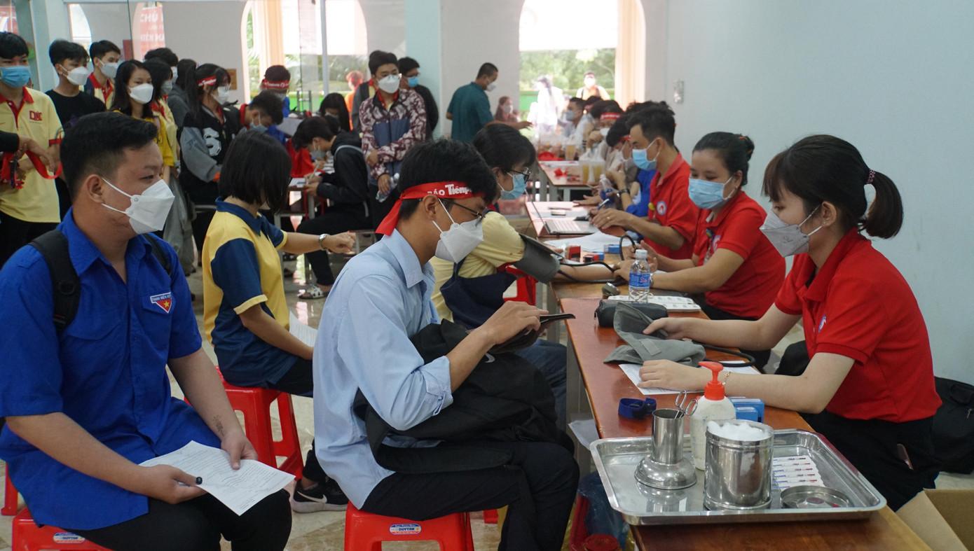 Đông đảo sinh viên tham gia ngày hội Chủ nhật Đỏ. - Ảnh: Hòa Hội