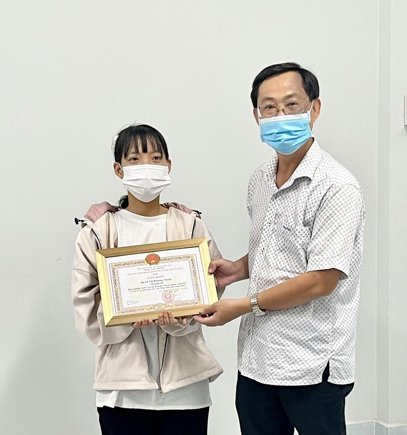 Ban Chỉ đạo phòng, chống dịch bệnh COVID-19 thành phố Long Xuyên tặng Giấy khen đột xuất cho em Võ Thị Phương Thanh.