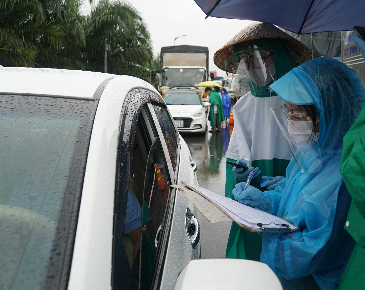 Trời mưa gây khó khăn cho lực lượng làm nhiệm vụ