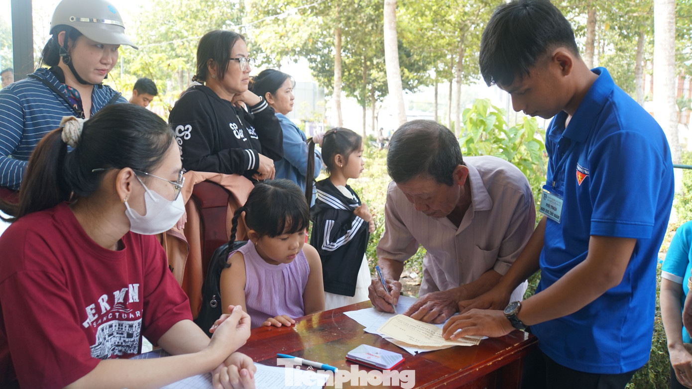 Người dân đến khám bệnh và nhận quà từ chương trình tại xã Vĩnh Tế.