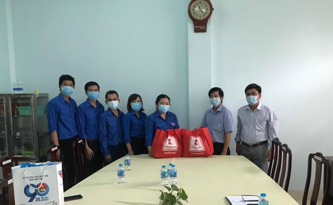 Đoàn công tác Tỉnh đoàn đến động viên, thăm hỏi, cảm ơn các y, bác sĩ Bệnh viện Lao Phổi - nơi trực tiếp điều trị các ca mắc COVID - 19 trên địa bàn tỉnh.