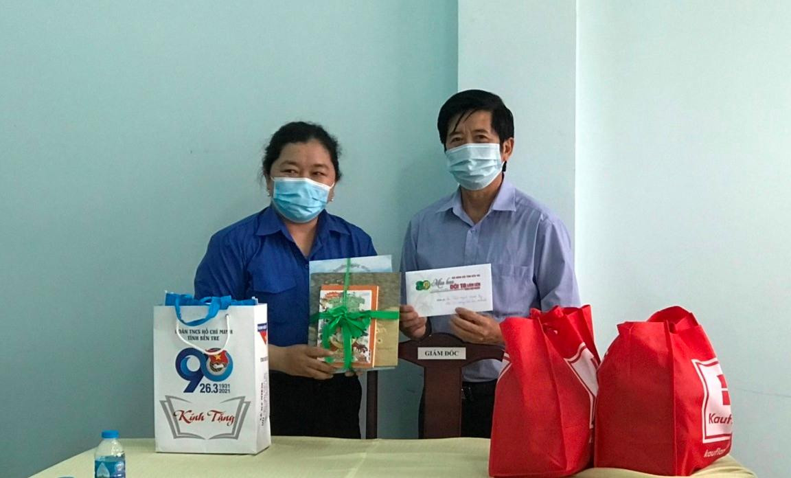 Chị Lâm Như Quỳnh gửi sách truyện, kỹ năng sống, nhu yếu phẩm cho em K.D. - Ảnh: TĐ BT