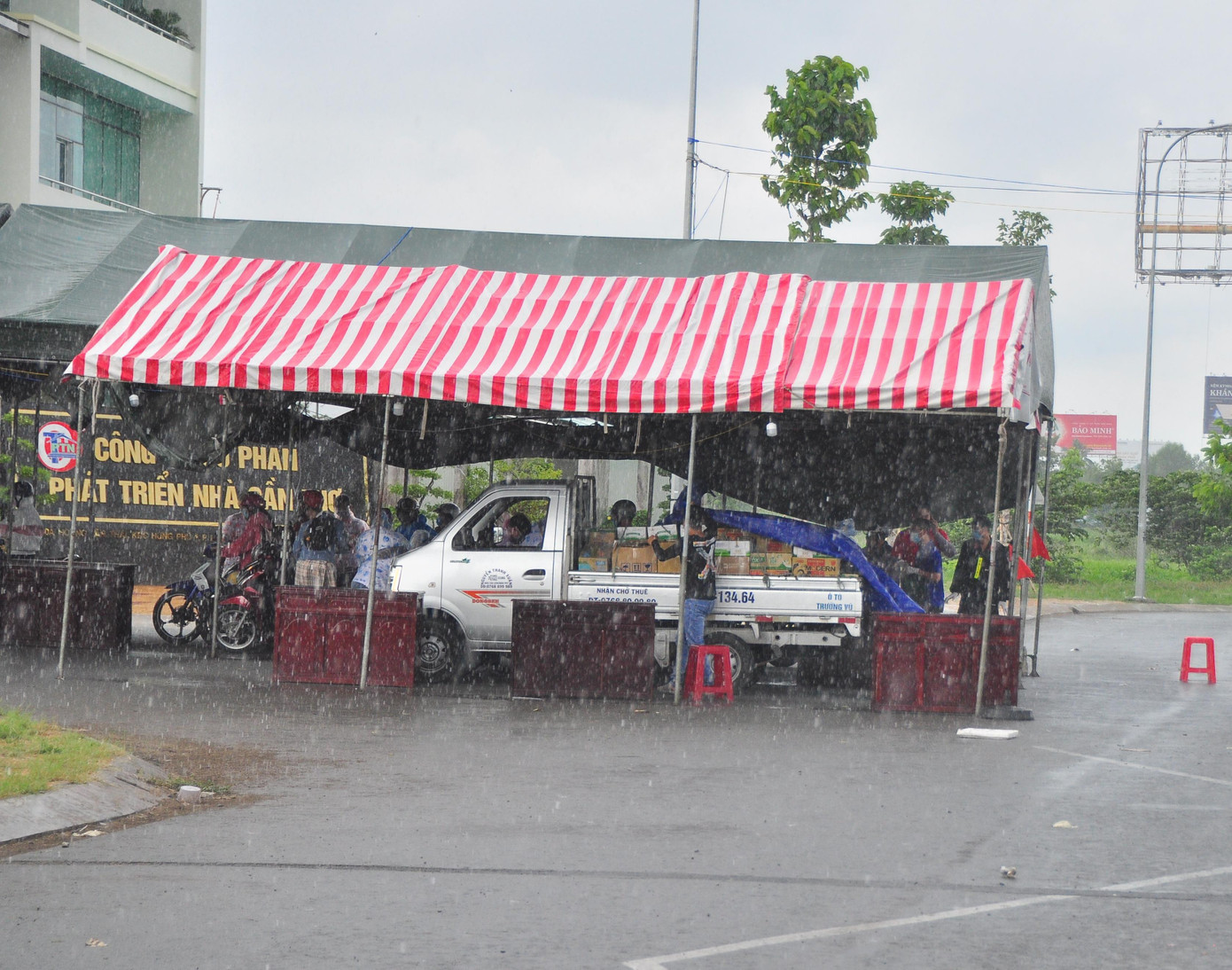 Mưa gây khó khăn cho công tác khai báo y tế