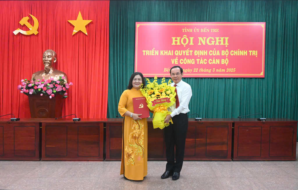 Ông Nguyễn Văn Nên - Ủy viên Bộ Chính trị, Bí thư Thành ủy TPHCM trao quyết định cho bà Hồ Thị Hoàng Yến.