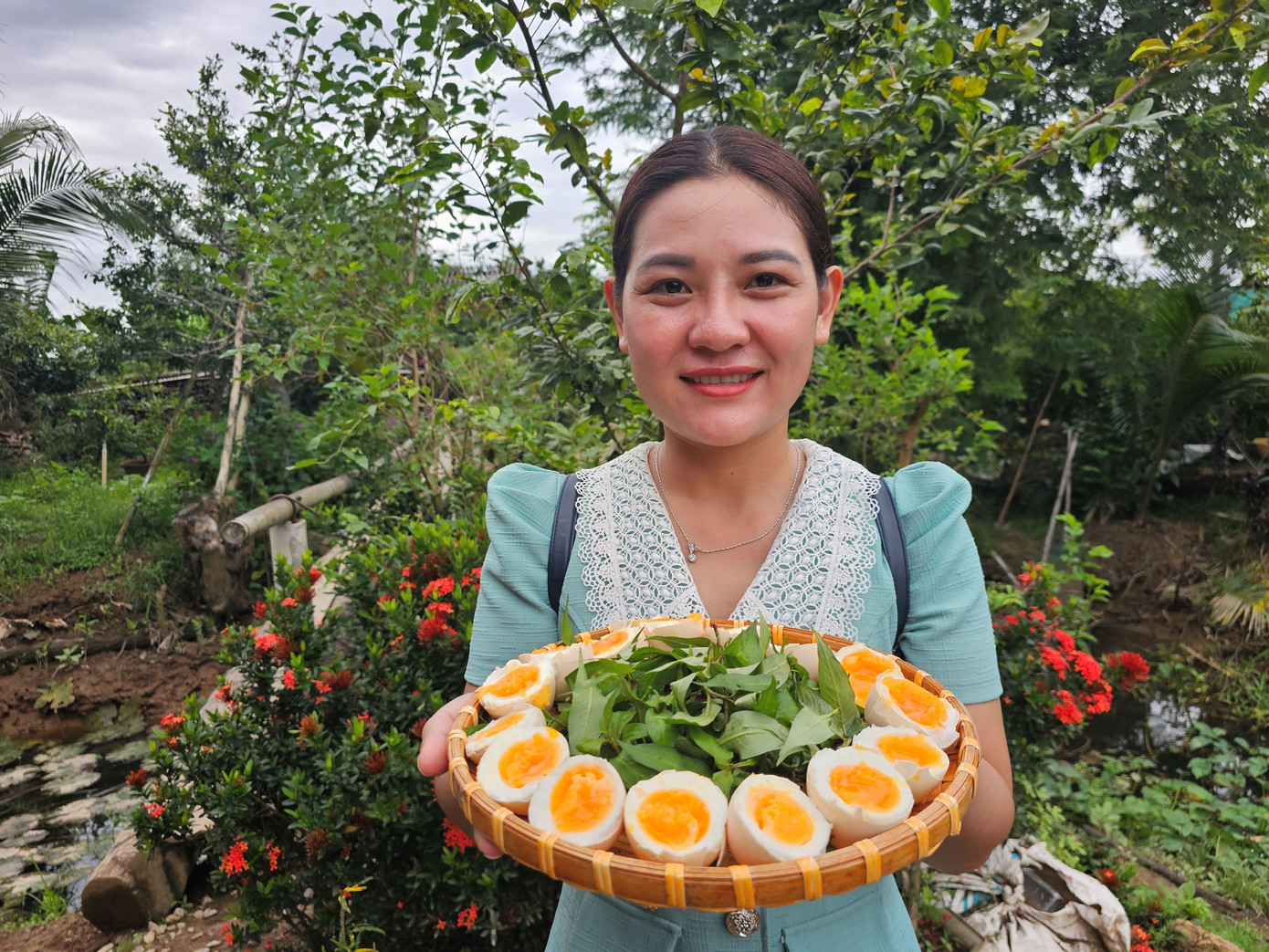 Chị Hồ Diễm Phương - du khách ở TP. Trà Vinh sang cồn Hô cùng nhóm bạn cho biết, ban đầu nghe tên “ngọc ẩn mình” đã tò mò. Khi được xem cách làm mới thấy được sự khốn khó, nhưng rất linh hoạt thích ứng trong cuộc sống thường ngày của người xưa. Ăn trứng nướng có mùi rơm, đất sét vừa lạ lẫm, vừa thân thuộc.