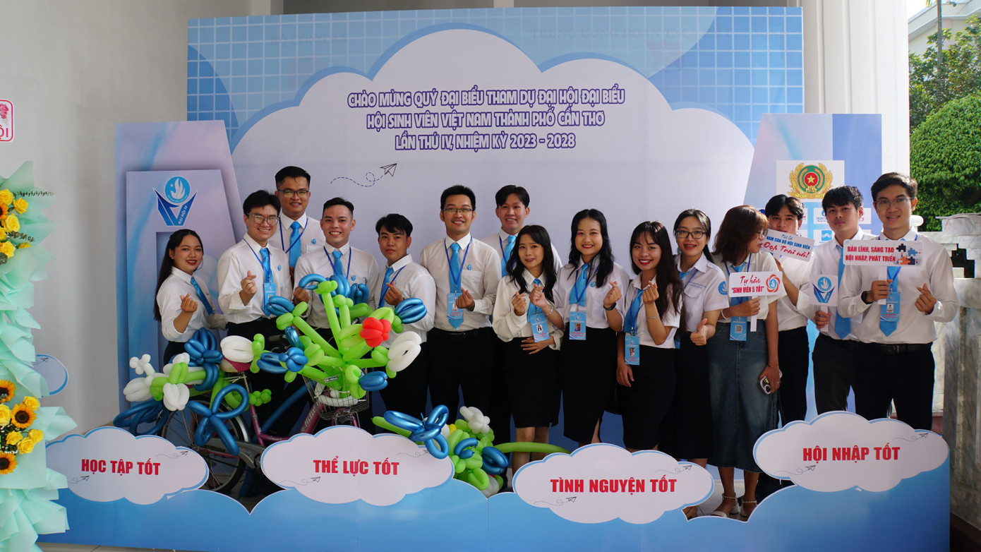 Các đại biểu chụp ảnh trước giờ làm việc phiên thứ nhất. Ảnh: Hòa Hội Các đại biểu chụp ảnh trước giờ làm việc phiên thứ nhất. Ảnh: Hòa Hội