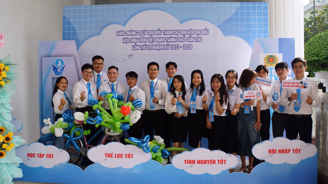 Các đại biểu chụp ảnh trước giờ làm việc phiên thứ nhất. Ảnh: Hòa Hội