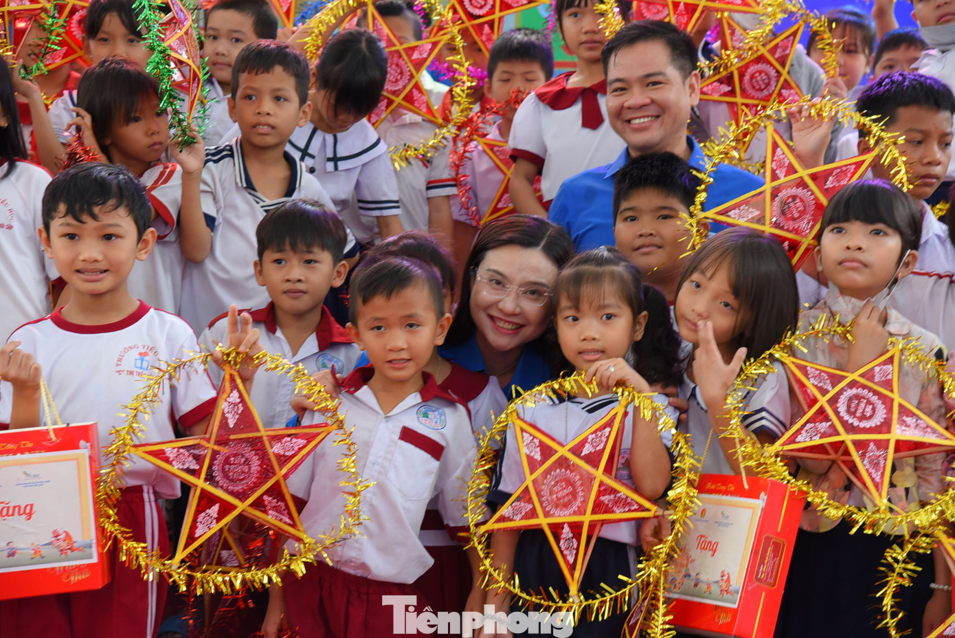 Chị Nguyễn Phạm Duy Trang chụp ảnh cùng các em thiếu nhi. Ảnh: Hòa Hội Chị Nguyễn Phạm Duy Trang chụp ảnh cùng các em thiếu nhi. Ảnh: Hòa Hội