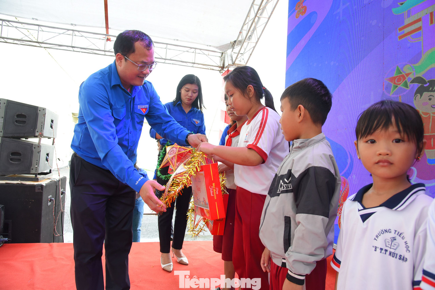 Anh Vũ Văn Chúc - Phó Trưởng ban Kiểm tra T.Ư Đoàn tặng quà Trung thu cho các em thiếu nhi tỉnh An Giang. Ảnh: Hoà Hội Anh Vũ Văn Chúc - Phó Trưởng ban Kiểm tra T.Ư Đoàn tặng quà Trung thu cho các em thiếu nhi tỉnh An Giang. Ảnh: Hoà Hội